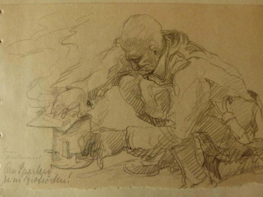 Kriegsgefangene funktionierten Konservendosen zu  Öfen um, Zeichnung R. Kluge, „Der Herr Oberstleut- nant beim Brotrösten“, Bretzenheim 1945, Quelle: Dokumentationszentrum Bretzenheim
